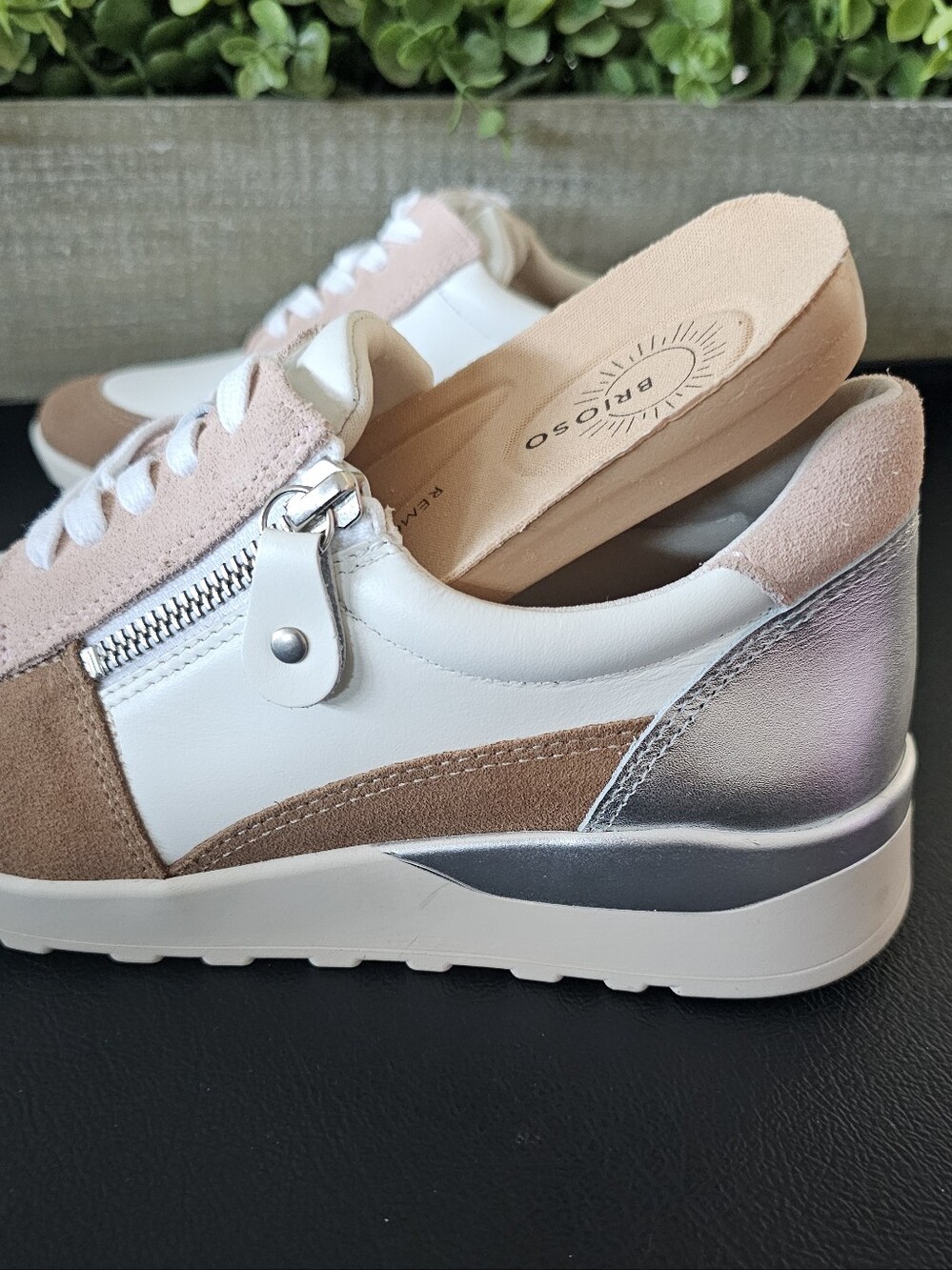 Brioso Women's White Tan Casual Retro Sneakers Shoes w/Silver Women's Sz 7.5 - Picture 6 of 11
